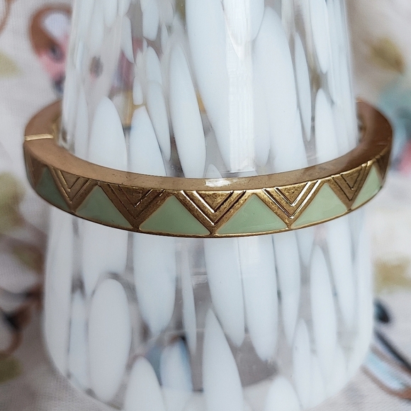 Lia Sophia Signed Matte Brass Sage Green Enamel Stretch Bracelet Pyramid Design - Picture 4 of 6